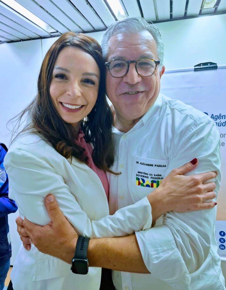 Pesquisadora do Observatório, Danielle Conte, junto ao Ministro da Saúde Alexandre Padilha.